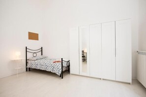 5 bedrooms, iron/ironing board, free WiFi, bed sheets