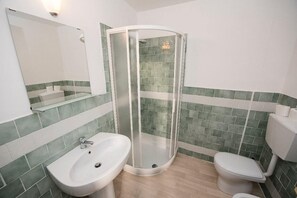 Shower, hair dryer, bidet, towels - Campidoglio E - Four Bedroom Apartment, Sleeps 8 (Firenze)