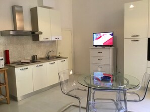 Fridge, microwave, oven, stovetop - Campidoglio T - One Bedroom Apartment, Sleeps 2 (Firenze)