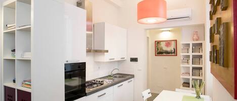 Fridge, oven, stovetop, dishwasher