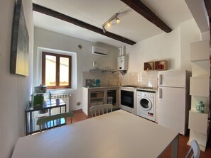 Fridge, oven, stovetop, cookware/dishes/utensils