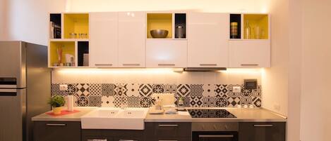 Fridge, oven, stovetop, cookware/dishes/utensils