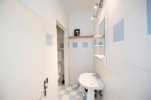 Douche, sèche-cheveux, bidet, serviettes fournies