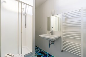 Dusche, Bidet, Handtücher