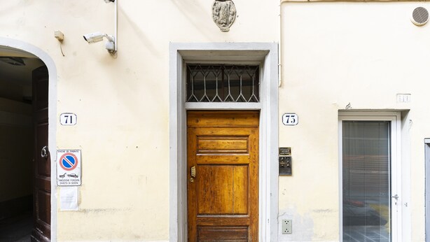 A wooden door with a metal grill, a sign prohibiting parking, and a number 71 on the wall. - Faenza 73 - Three Bedroom Apartment, Sleeps 5 (Firenze)
