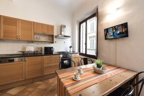 Een koelkast, een magnetron, een oven, een kookplaat