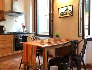 Réfrigérateur, four à micro-ondes, un four, surface de cuisson