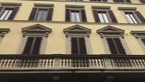 Un immeuble à plusieurs étages, doté de fenêtres disposées de manière symétrique et de détails architecturaux classiques.