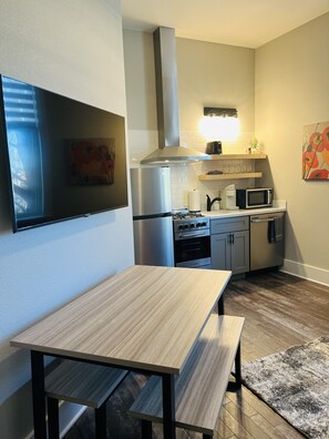 Refrigerador, microondas, horno, placa de cocina