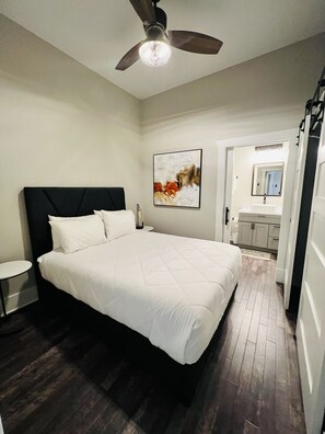 1 habitación, tabla de planchar con plancha, wifi gratis y ropa de cama 