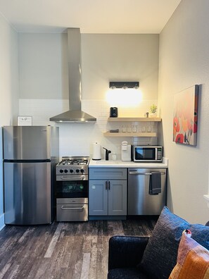 Refrigerador, microondas, horno y parrilla de estufa 