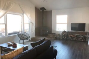 Smart TV, fireplace, ping pong