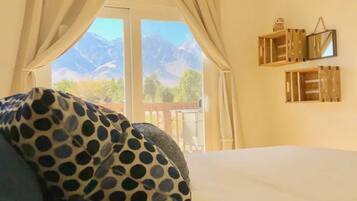 4 makuuhuonetta, työpöytä, ilmainen Wi-Fi, vuodevaatteet