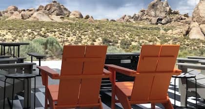 >>MAGICAL property on 5 acres in the Alabama Hills