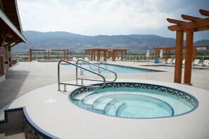 Una piscina al aire libre, una piscina climatizada