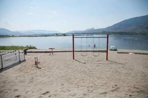 Playa en los alrededores y toallas de playa