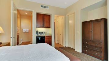 1 bedroom, desk, iron/ironing board, WiFi