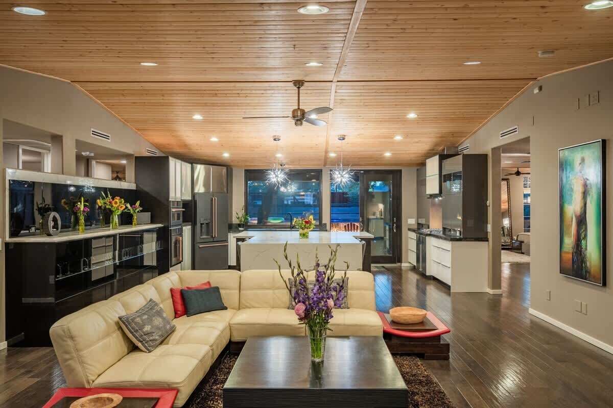 Televisio, takka, DVD-soitin, stereot