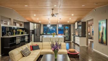 Televisio, takka, DVD-soitin, stereot