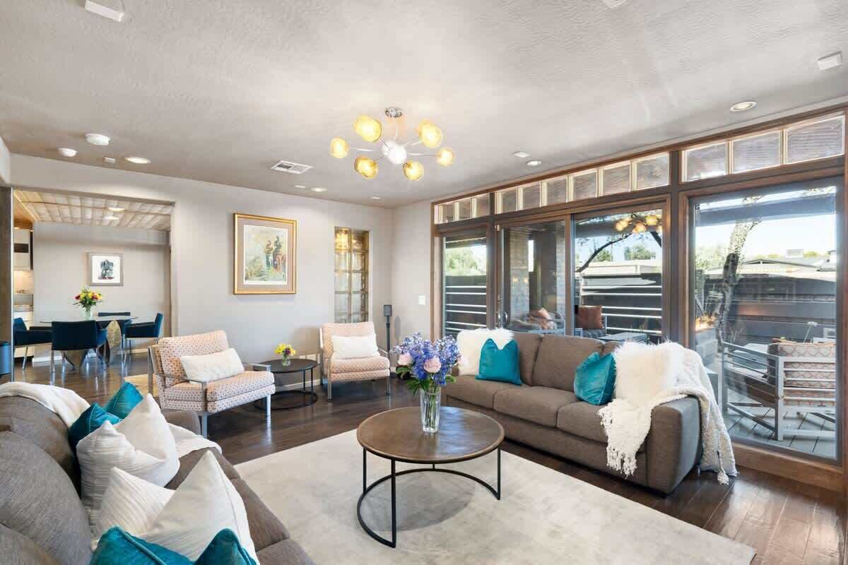 电视、壁炉、DVD 播放器、立体声音响