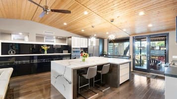 冰箱、微波炉、烤箱、炉灶