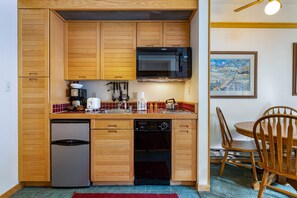 Refrigerador, microondas, parrilla de estufa y lavavajillas 