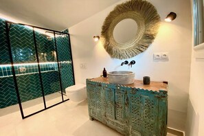 Een douche, een haardroger, handdoeken, zeep