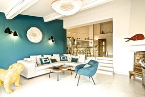 Smart-tv, een open haard en tafelvoetbal