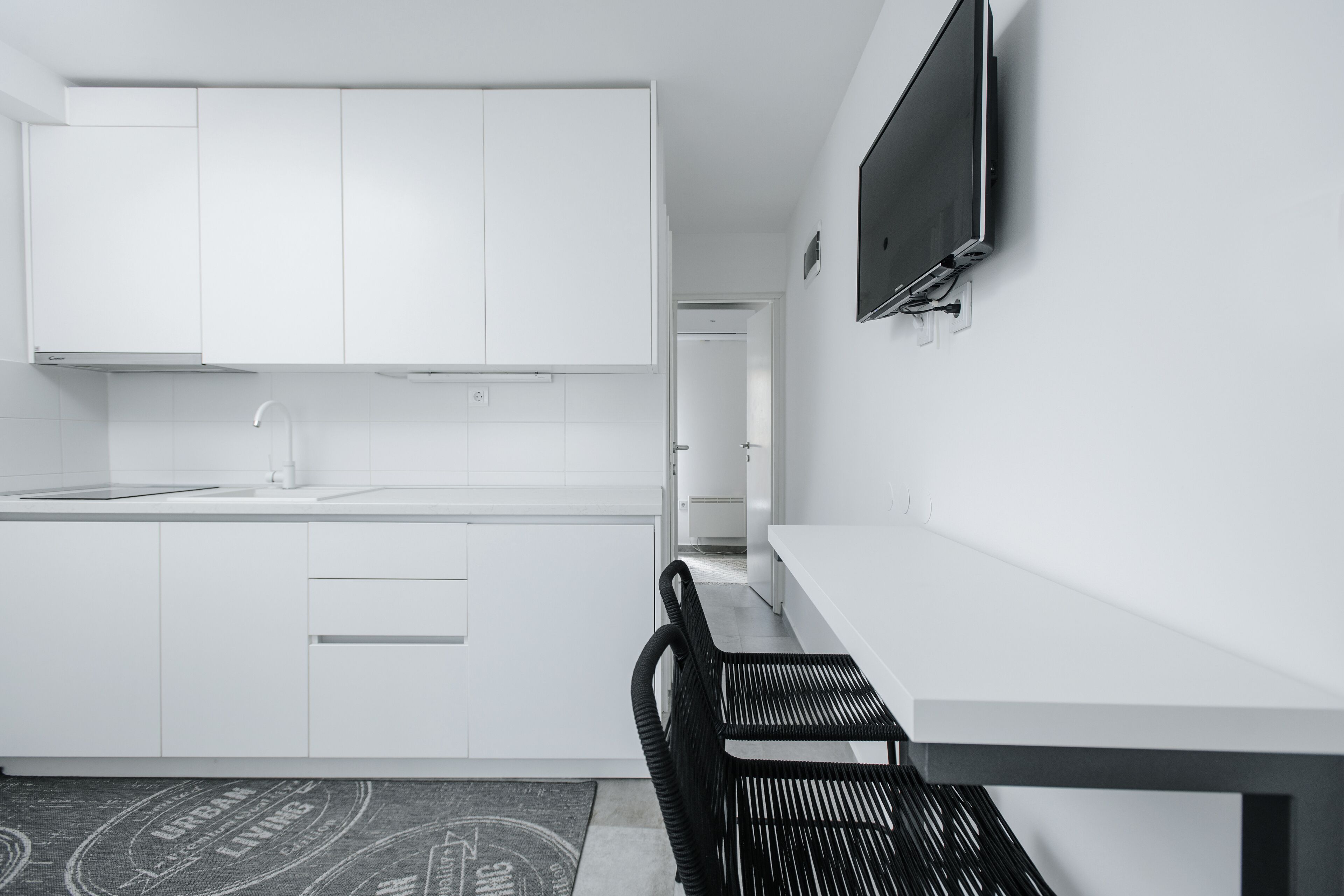 Refrigerador, parrilla de estufa y tetera eléctrica 