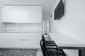 Geladeira, cooktop, chaleira elétrica