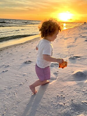 On the beach, sun-loungers - Snow Birds! On the beach! Views! Next to Boardwalk!! (Fort Walton Beach)