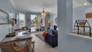 A spacious living room with a dining area, a ceiling fan, and a view of the outdoors. - Destin Festival!!  Sept 24 - 28 Available (Fort Walton Beach)