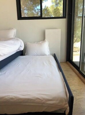 1 bedroom, desk, WiFi