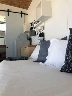 1 bedroom, desk, WiFi