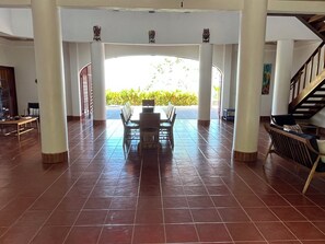 المنشأة من الداخل