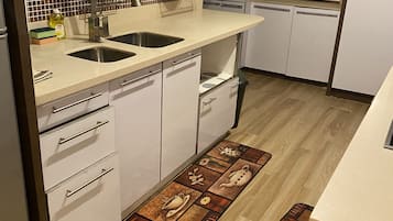 Refrigerador, microondas, parrilla de estufa y cafetera y tetera