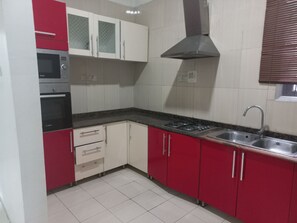 Fridge, oven, stovetop, cookware/dishes/utensils