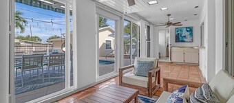 House w/ heated pool in central Naples 5min to beach