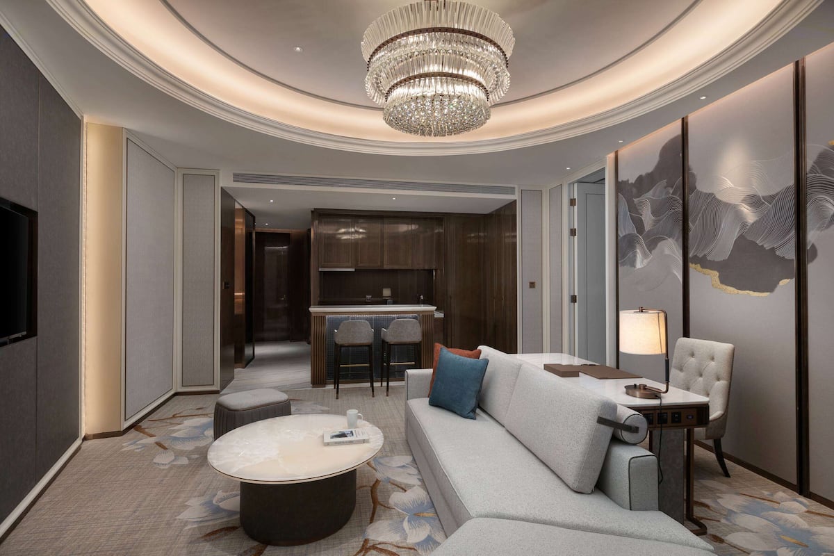 Suite familiare, 1 letto king | Copriletto in piuma, minibar, una cassaforte in camera