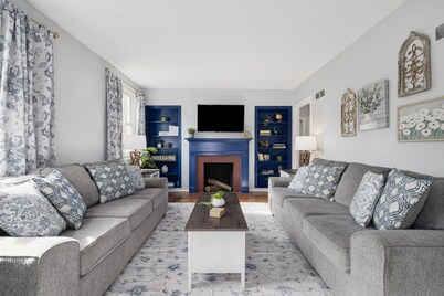 Single-Level Kingsport Home · Sleeps 6 · Pets OK