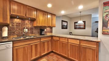 冰箱、微波炉、烤箱、炉灶