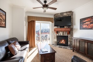 Televisión y chimenea 