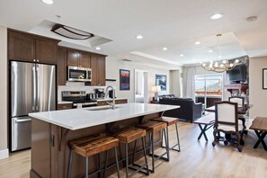 Jääkaappi, mikroaaltouuni, uuni, liesi