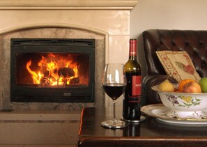 Interior - Escape & Unwind in Elegance with Large Private Pool & Amazing Views (Free Wi-Fi) (Sao Bras de Alportel, Algarve)