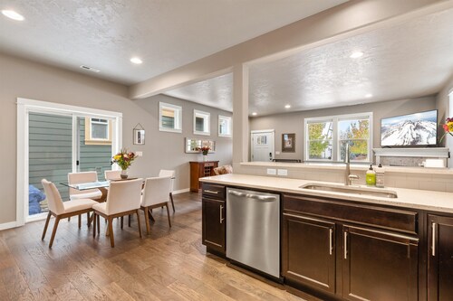 Modern Luxury Base Camp with 3 King Beds 1 Mile to Downtown Bend, 5-Star Reviews