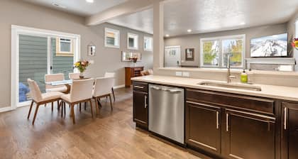 Modern Luxury Base Camp with 3 King Beds 1 Mile to Downtown Bend, 5-Star Reviews