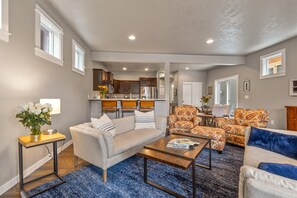 Smart TV, chimenea y libros 