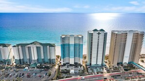 Un hotel de gran altura con vistas al océano.