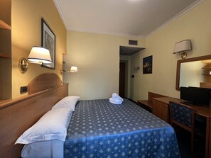 Habitación básica doble | Escritorio, sistema de insonorización, wifi gratis y ropa de cama