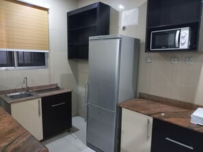 Kühlschrank, Ofen, Herdplatte, Kochgeschirr/Geschirr/Besteck